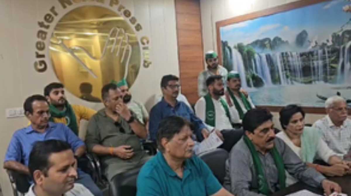 ग्रेटर नोएडा : पैरामाउंट गोल्ड फॉरेस्ट सोसाइटी के बाहर बाहर लोगों का प्रदर्शन, किसान यूनियन का मिला समर्थन